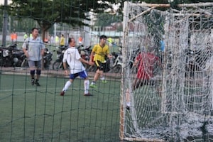 ベトナムの人々の息抜きはもっぱらサッカー。1 つのサッカー場に10数面のコートが並びます